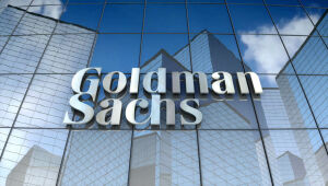 Goldman Sachs mantém postura negativa contra criptomoedas, enquanto rivais investem no setor 