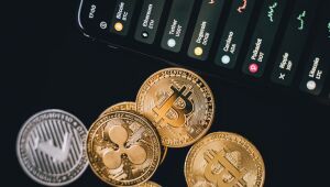 Criptomoedas hoje: Bitcoin (BTC) aos US$ 30 mil, com aperto monetário global, Binance e Robinhood