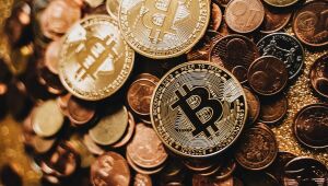 Criptomoedas: Bitcoin (BTC) aos US$ 42,2 mil, com queda de 1,7% em 24 horas