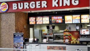 Burger King (ZAMP3): Funcionário urina na roupa e afirma não poder sair do quiosque