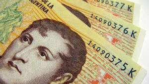 Dólar atinge 800 pesos e mercado acionário argentino amplia queda nesta quinta-feira