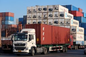 Caminhão carregando contêiner em centro de logística perto do porto de Tianjin, China