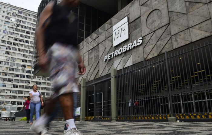 Ações da Petrobras (PETR3;PETR4) aprofundam quedas e recuam mais de 3%