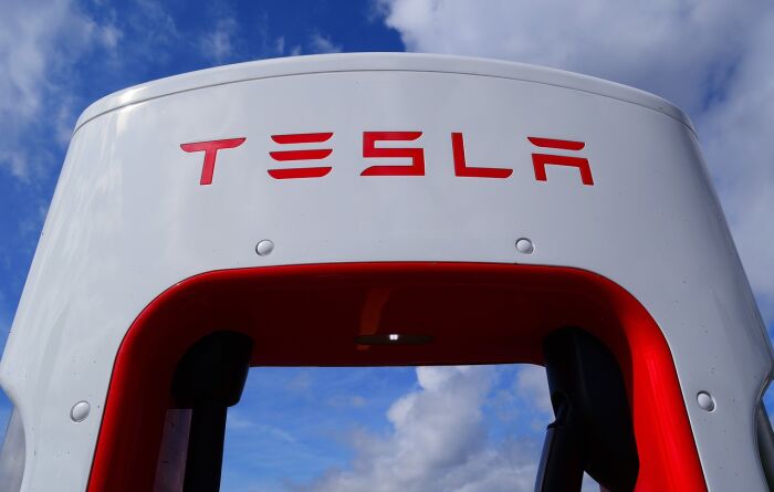 Tesla (TSLA34) nega fechamento de fábrica em Xangai, mas problemas continuam na China