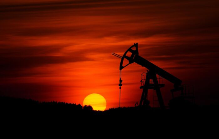 Petróleo interrompe rali de 4 dias após oscilações da UE quanto à Rússia