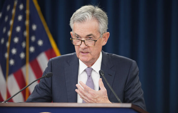 Segundo Powell, foco do Fed está sobre alta de juros em março