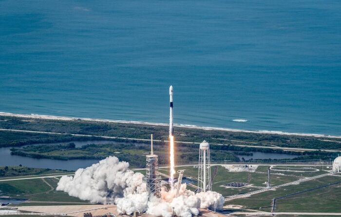 Foguete da SpaceX, de Elon Musk, lança dois satélites da Força Aérea Brasileira