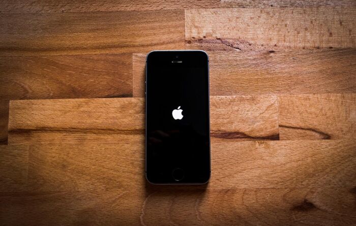 Apple (AAPL34) pode atrasar criação do novo iPhone; analista corta preço-alvo