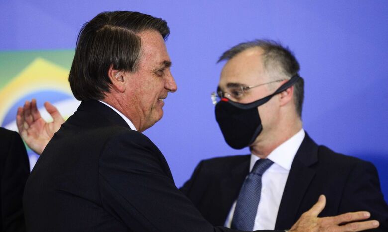 O presidente Jair Bolsonaro cumprimenta o advogado-geral da União André Mendonça
