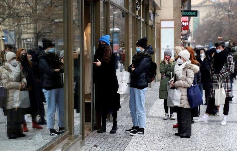 Clientes fazem fila na reabertura de loja em Praga, República Tcheca
