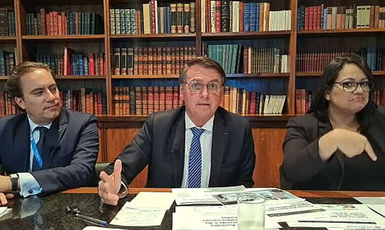 Jair Bolsonaro durante live