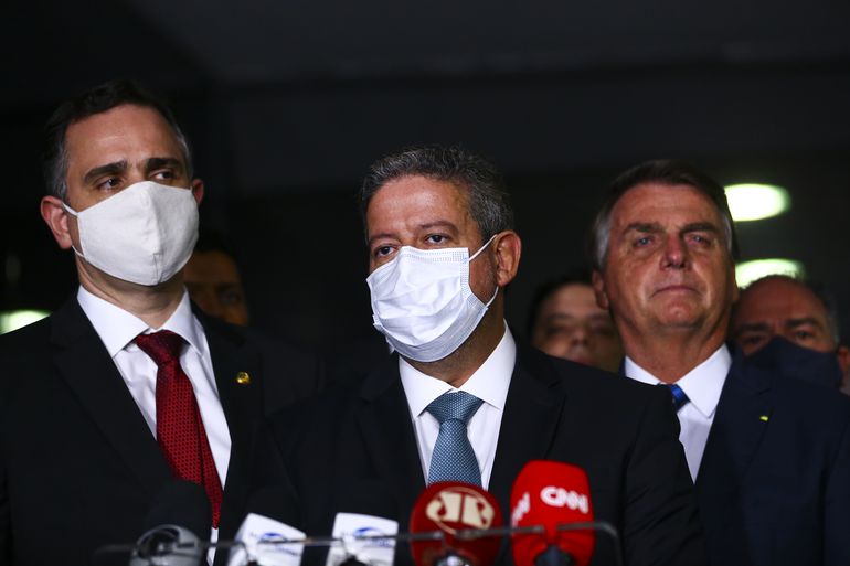 O presidente do Senado Federal, Rodrigo Pacheco (PSD-MG), o presidente Jair Bolsonaro (PL), e o presidente da Câmara dos Deputados, Arthur Lira (PP-AL), durante declaração após entrega da medida provisória que trata da privatização da Eletrobras 