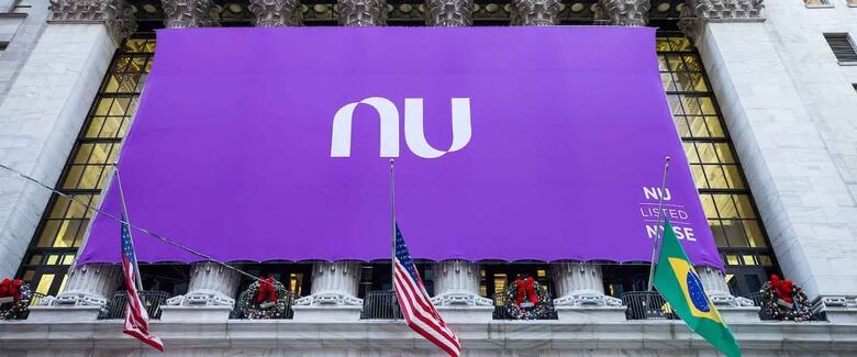 Bandeira do Nubank estendida na fachada da Bolsa de Nova York nesta quinta-feira (9)
