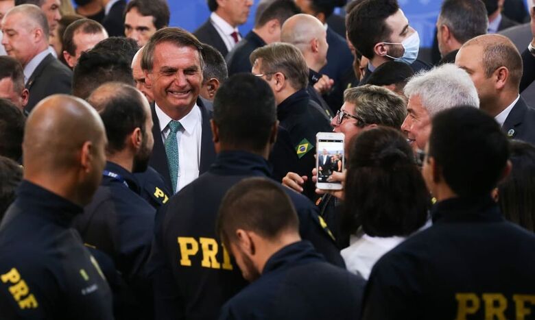 Presidente Jair Bolsonaro (PL) em cerimônia com policiais federais