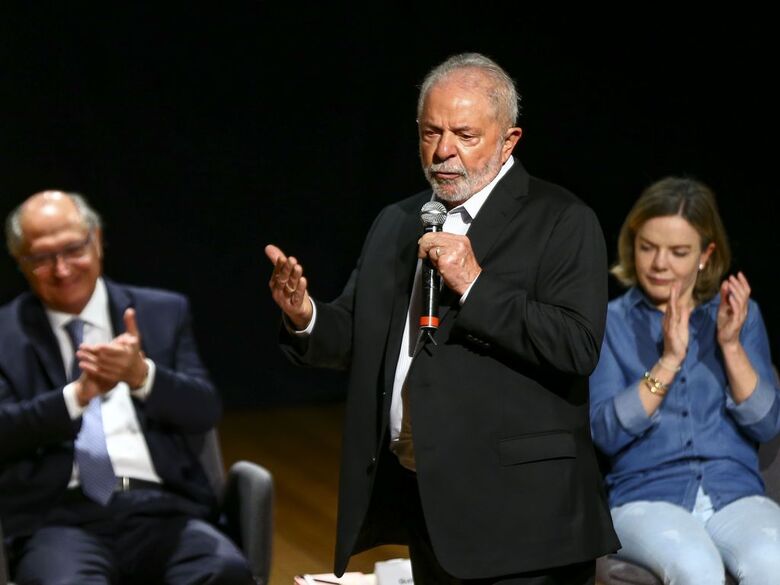 Da esquerda para a direita: Geraldo Alckmin (PSB), vice-presidente, Lula (PT), ao centro, presidente , e Gleisi Hoffmann, deputada federal e presidente nacional do PT