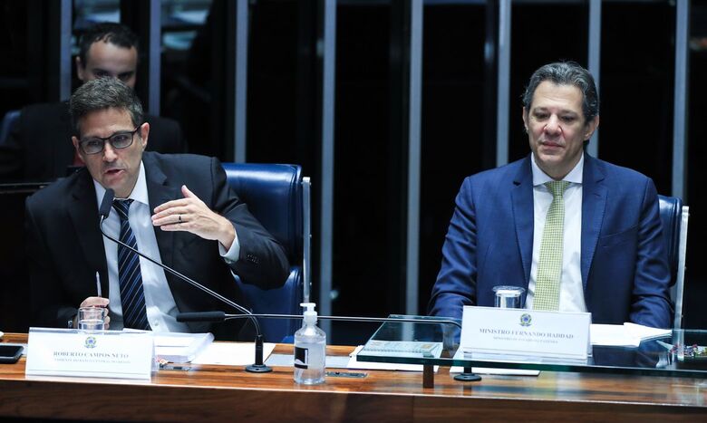 Roberto Campos Neto, presidente do Banco Central, e Fernando Haddad, ministro da Fazenda, em sessão no Senado Federal