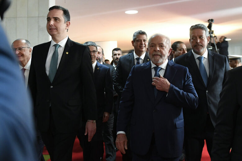 O presidente Lula ladeado por Rodrigo Pacheco (esq.) e Arthur Lira