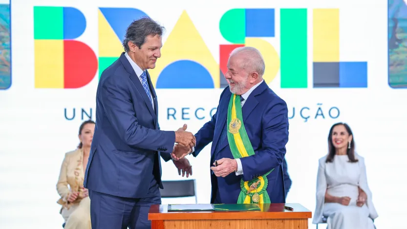 Haddad cumprimenta Lula em sua cerimônia de posse como ministro da Fazenda